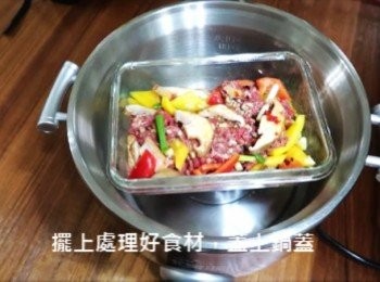 step4: 電鍋內鍋加個小碗架高，添入米杯水2/1杯，
擺上處理好食材，按下電源讓電鍋完成蒸煮