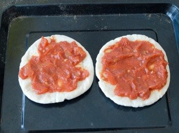 step1: 在麵包上塗上蕃茄醬