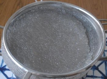 step1: 將西米放入一大煲沸水內，蓋上煲蓋，用中火煮15分鐘，離火，再靜置10分鐘。用開水沖西米，瀝乾水份，備用