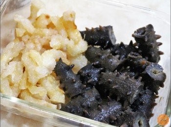 step3: 將已事先發泡好的刺參及蹄筋，再次以過濾水洗淨後切成適口大小