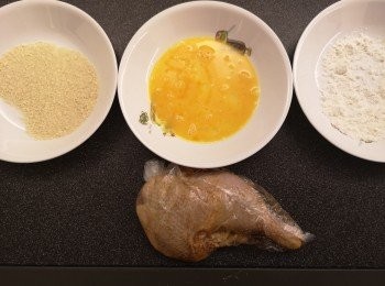 step1: 雞脾底部𠝹開少少肉，用醃料醃最少半小時。
雞蛋打發後倒在碟內，粟粉和麵包糠各倒在碟內備用，用180度預熱空氣炸鍋10分鐘。