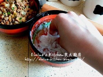 step8: 澄麵加入40ml熱水拌勻成糰備用