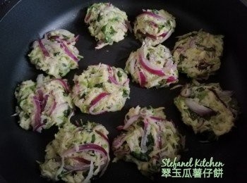 step4: 握成餅狀，鑊下少許油，開慢火煎至兩面微黃即可 (大約10分鐘)