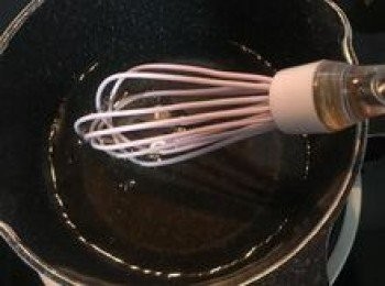 step9: 取150g的水放入擠乾水份的吉利丁，開小火慢煮，邊煮邊攪拌，直到吉利丁完全溶解就可以離火了。