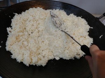 step10: 開鑊蓋不停兜, 每次都要鏟到落底

重複: 滾水步驟
再重複: 不停兜不停兜

如是者重複又重複, 到你見到糯米黏鑊鏟同開始好難炒同埋一舊舊, 就代表熟, 自己試糯米熟未
