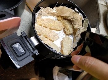 step7: 放上魚柳於錫紙上,面噴上煮食油(如沒有噴壺,可以用掃印上煮食油)