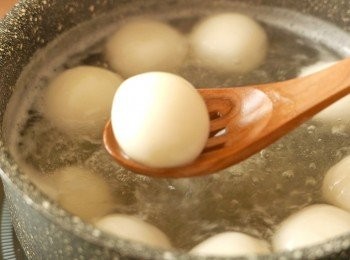 step6: 煮滾一鍋水，下湯丸，以中火煮約7分鐘至湯丸浮起並熟透後盛起。