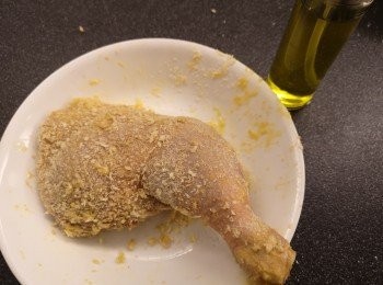 step5: 雞脾入氣炸鍋前，用噴油壺噴油在雞脾表面。