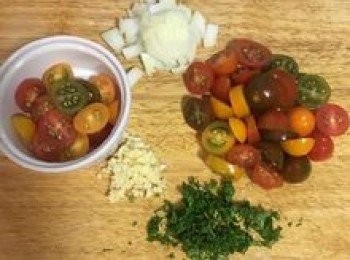 step2: 洋蔥切小丁；蒜頭切末；小蕃茄對切或切塊（預留1/3備用）；巴西里葉用冷開水洗淨後擦乾切碎；