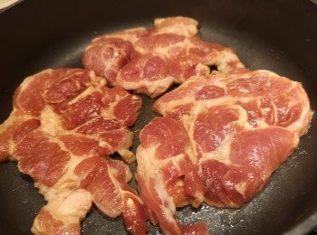 step2: 用少許油煎豬扒，煎好後備用。