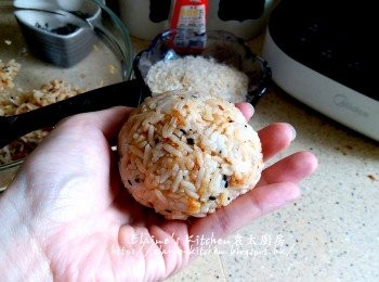 step15: 枱放上一張保鮮紙 , 將適量肉鬆白飯放上 , 利用保鮮紙輔助搓成球型