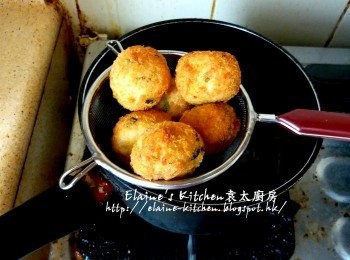 step11: 10分鐘後將鯪魚球回鑊 , 轉中火慢慢炸至金黃色即可