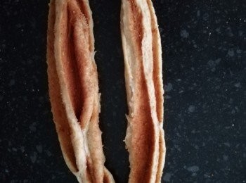 step11: 用刀在中間切開，把左邊掉到另一邊，兩邊背對著，黏合下方