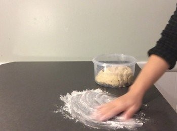 step13: 第二天 放室溫30分鐘 不用打開蓋
枱面灑粉