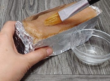 step11: 在豬皮均勻地上掃上白醋;  放雪櫃內風乾24小時（不用蓋保鮮膜）