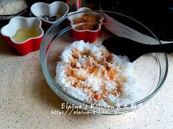 step9: 將一半份量的白飯放入大碗內 , 加少許生抽及糖調味拌勻