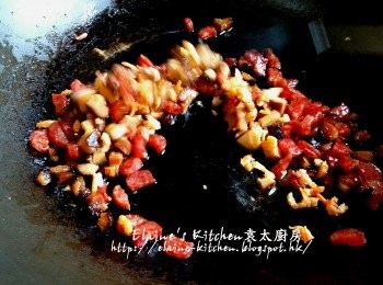 step5: 加入冬菇粒及蝦米粒拌勻炒數分鐘 , 盛起備用