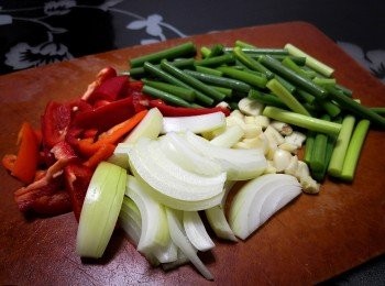 step1: 蒜心去頭尾後切成段；  蒜切粗粒; 洋蔥及甜椒切片備用