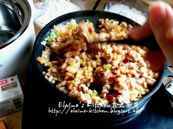 step5: 加入XO醬及調味料拌勻炒至豬肉熟透