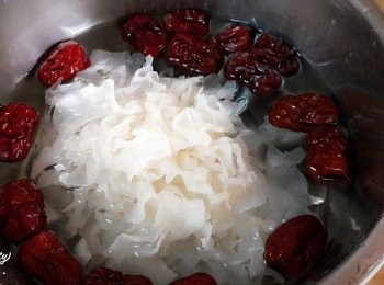 step2: 紅棗洗淨後用熱水泡半小時後去籽  ;  銀耳浸泡後洗淨