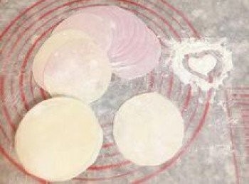 step23: 同樣的，壓好的水餃皮如果沒有要馬上用，ㄧ定要記得沾粉後才堆疊，以免沾黏喔！