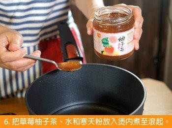 step6: 把草莓柚子茶、水和寒天粉放入煲內煮至滾起。