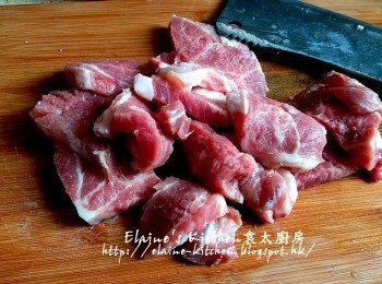 step3: 豬扒肉用刀背拍鬆兩面後切細件