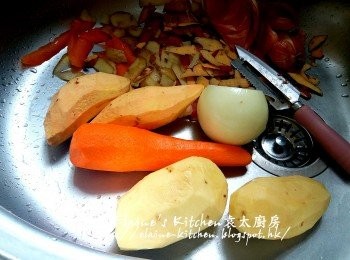 step3: 期間將洋蔥去衣 , 薯仔去皮 , 甘旬去皮 , 蕃薯去皮