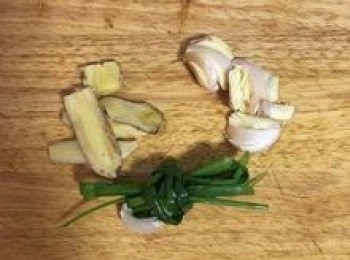 step2: 辛香料的處理很簡單，只要把蔥洗好蔥白拍扁綁成一捲或直接切長段也可以；蒜頭洗淨拍扁；薑洗淨切片。