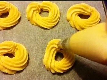 step1: 唧花牛油曲奇食譜
材料
無鹽牛油 70g
糖粉      40g
低筋麵粉 100g         
全蛋         半隻
雲呢拿香油 1/4 tsp