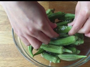 step1: 用少許粗鹽在秋葵表面揉搓，去除表面絨毛然後洗淨切粒。