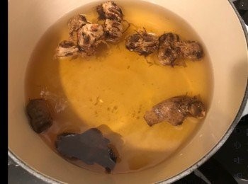 step2: 陳皮浸軟刮去瓤
羅漢果只取果肉，殼不要
杞子沖洗一下
將羅漢果肉及陳皮放入有清水的煲內，水滾後大火煲5分鐘，之後轉小火煲30分鐘