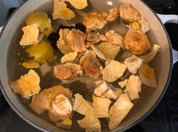 step2: 陳皮浸軟刮去瓤
金羅漢果洗乾淨，抹乾水份，用鎚仔扑開外殻，用手撕開整碎
將所有材料放入煲內，水滾後大火煲5分鐘，之後轉小火煲30分鐘