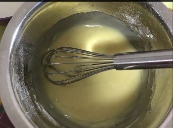 step1: 油加熱至有微溫，篩入低筋粉，攪至無粒粒！