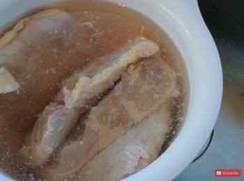 step1: 先將雪藏<a href="https://bit.ly/2ZxapeY" target="_blank" data-keyword="雞扒" class="guide-link"><strong>雞扒</strong></a> <span style="display:inline-block;vertical-align:middle;margin-top:-3px;color:initial;border-radius:3px;padding:2px 3px;font-size:12px;line-height:14px;background:#87d300;color:#fff;">即買</span> 放入水+鹽浸泡止完全溶解