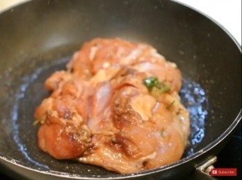 step7: 大火熱鍋, 燒熱後將雞皮那面向底, 煎大約2分鐘或至雞皮變金黃