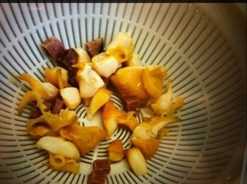 step2: 豬肉切粒，煲水放幾片薑，水滾放螺頭及豬肉出水。