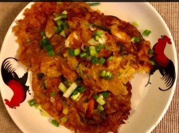 step6: 熱鍋下油，當油熱後將麵糊和海鮮倒入，以中火煎約4-5分鐘，而煎的時候加1湯匙油，淋在麵糊邊，這樣可使做到外脆，然後翻面再煎至兩面呈金黃即可。上桌時於泡菜煎餅上，撒少許蔥粒，以辣椒醬伴食。



想知道我更多食譜，可去我Facebook 專頁。
https://m.facebook.com/carlineki/