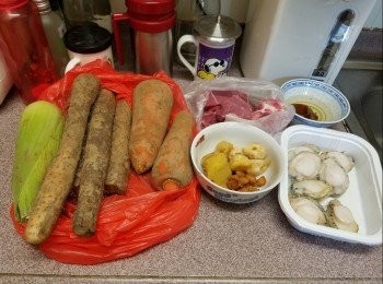 step1: 清洗各樣材料，粟米分三至四段，紅蘿蔔、海玉竹切片，鮮淮山切段
