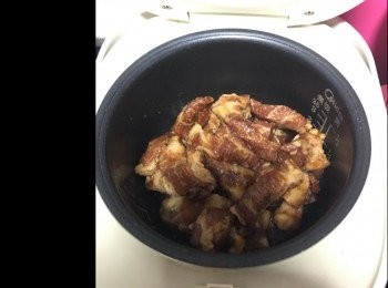 step2: 醃製後放入電飯煲按煮飯制，中途打開翻一翻义燒，大約煮30-40分鐘，倒在鍋裹，大火收汁，加上蜜糖，完成✅