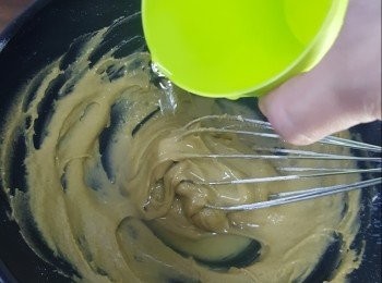 step7: 逐少加水入內慢慢拌勻