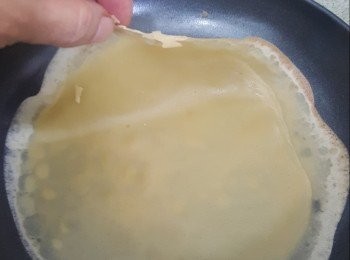 step10: 用手反轉薄餅略煎5秒，盛起放涼備用