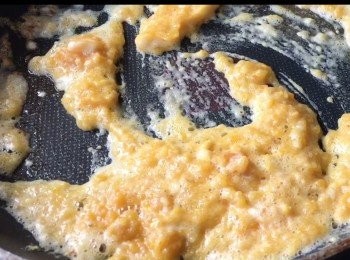 step3: 燒熱鍋加入無鹽牛油及蒜蓉炒勻，加入鹹蛋黃炒至起泡。