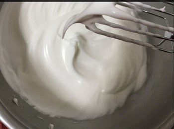 step3: 打發蛋白，打至起泡加入砂糖，逐少加入會易做啲，我分左4次加入，打拌成7-8成發，起勾就差不多了
