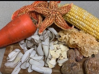 step1: 將所有材料洗乾淨
 放入煲大火滾起
收細火再煲30分鐘