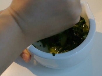 step4: 先落1湯匙油, 魚露, 芫茜, 蒜頭磨碎