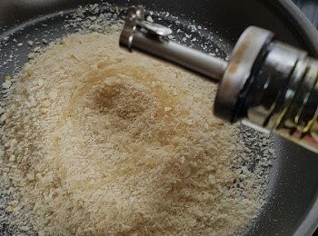 step2: 開鑊將麵包糠放上 ,繼而放入油炒至金黃( 放涼備用)