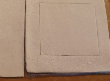 step2: 將酥皮用切刀𠝹開細正方形，但要留意其中一對角不能切斷。