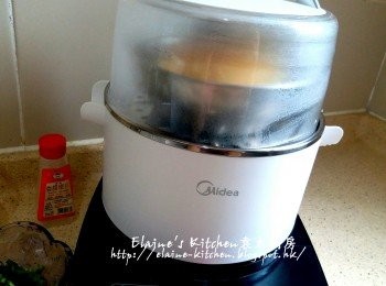 step14: 美的早餐機的煲仔加入約2杯水 , 放上蒸架 , 再放上鮮竹卷 , 蓋上蓋按<蒸 / 煮>功能 , 時間調至10分鐘至熟透 , 食時可放上蔥粒及蔥絲即可