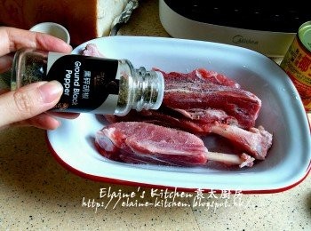 step2: 放入器皿內加少許鹽 , 黑胡椒碎拌勻靜待30分鐘